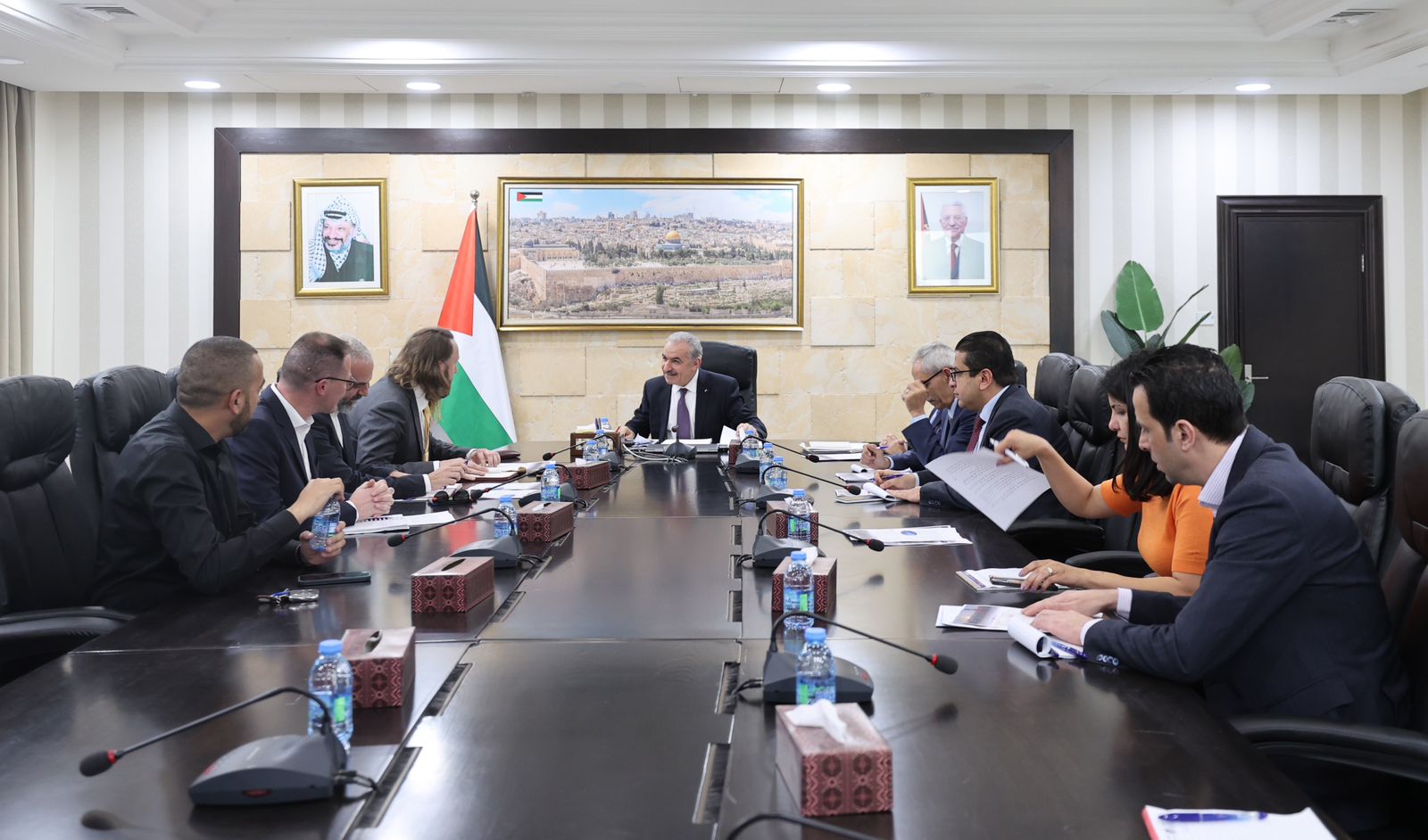 رئيس الوزراء محمد اشتية خلال لقائه وفد "تحالف حماية الدولي"